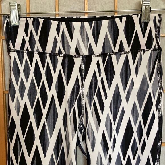 Athletic Collection Capri Legging - Picture 2 of 8